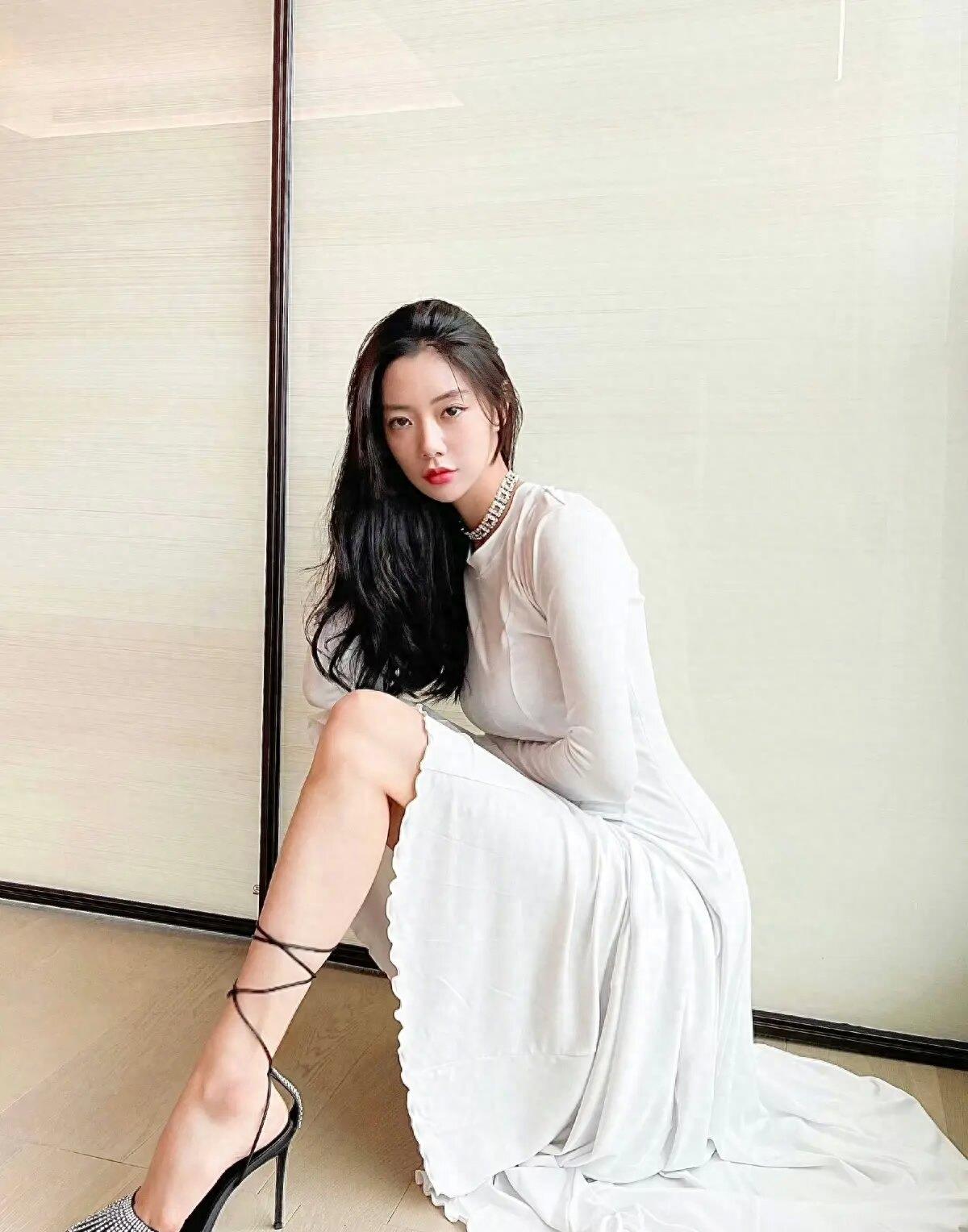 克拉拉不愧是亚洲第一美女,穿开衩裙秀尤物身材,很少有人比得过_clara