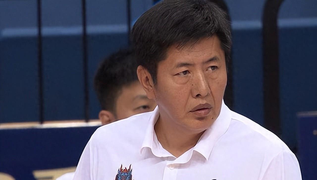珠联璧合:媒体自评赛季下课热门主帅,山东高速男篮主帅丁伟上榜_球员