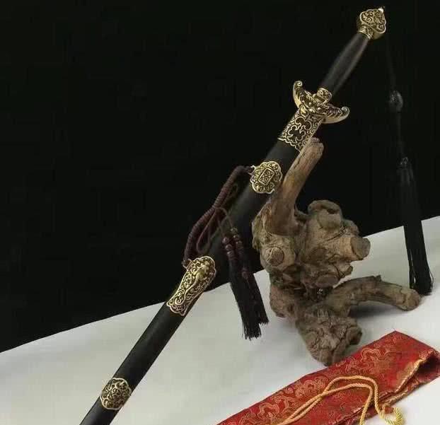 打王鞭,代表着先皇授予大臣们的一种权力,打王鞭可以"上打昏君,下打谗