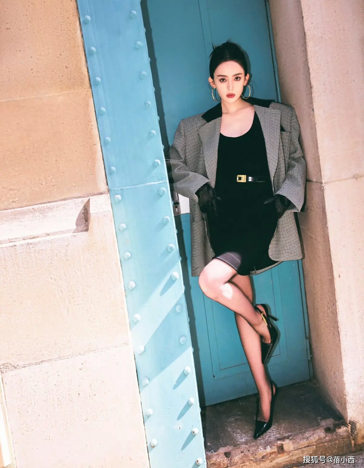 宽松的廓形西装让古力娜扎气场得到了提升,而这件西装上面的精致格纹