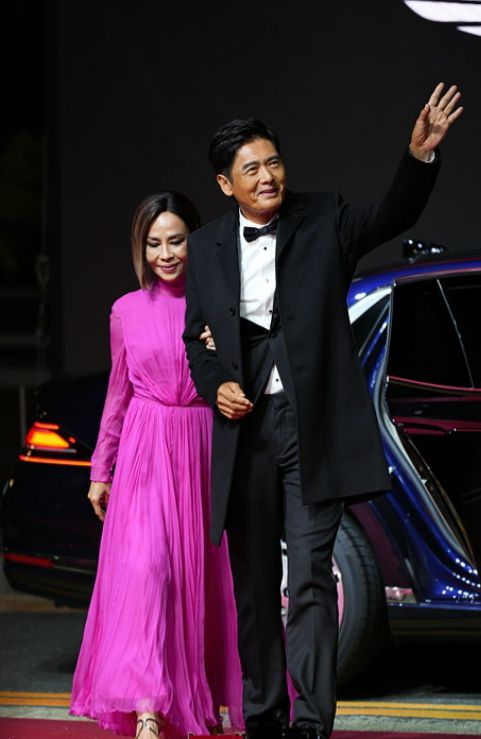 周润发和陈荟莲携手亮相釜山电影节,正式造型引爆全场!