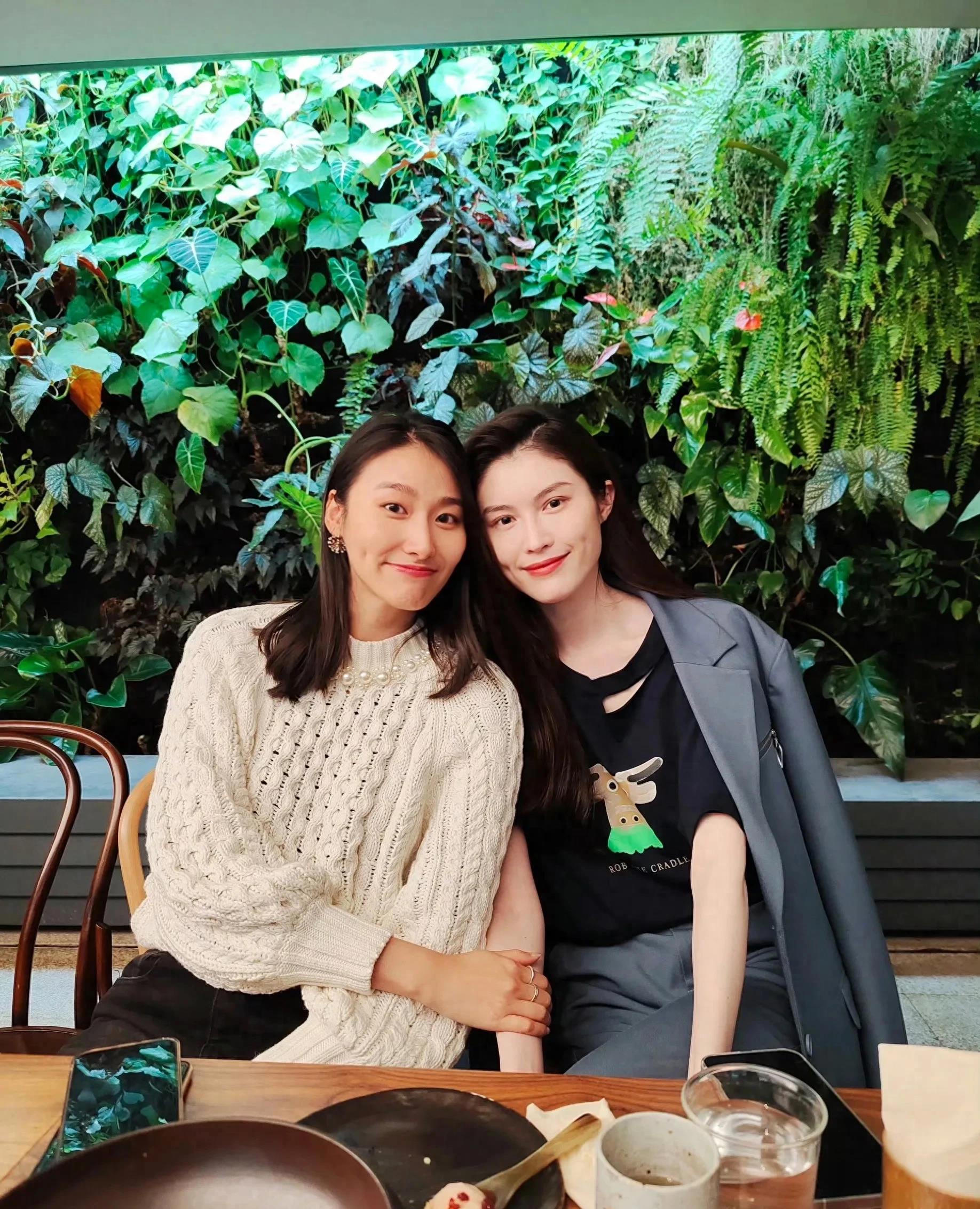 何穗和纪焕博夫妻聚餐,和王诗晴亲密贴脸,打破两人结婚谣言!