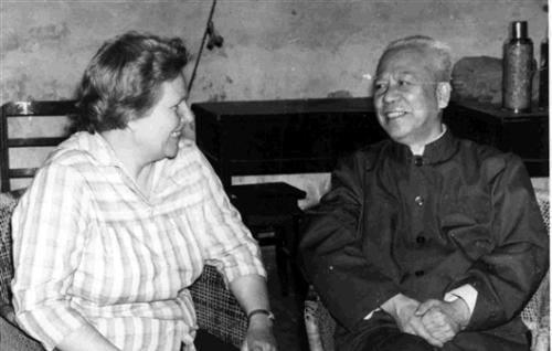 1945年,20岁的雪莉·伍德结婚了,对象是中国赴美留学的留学生黄元波