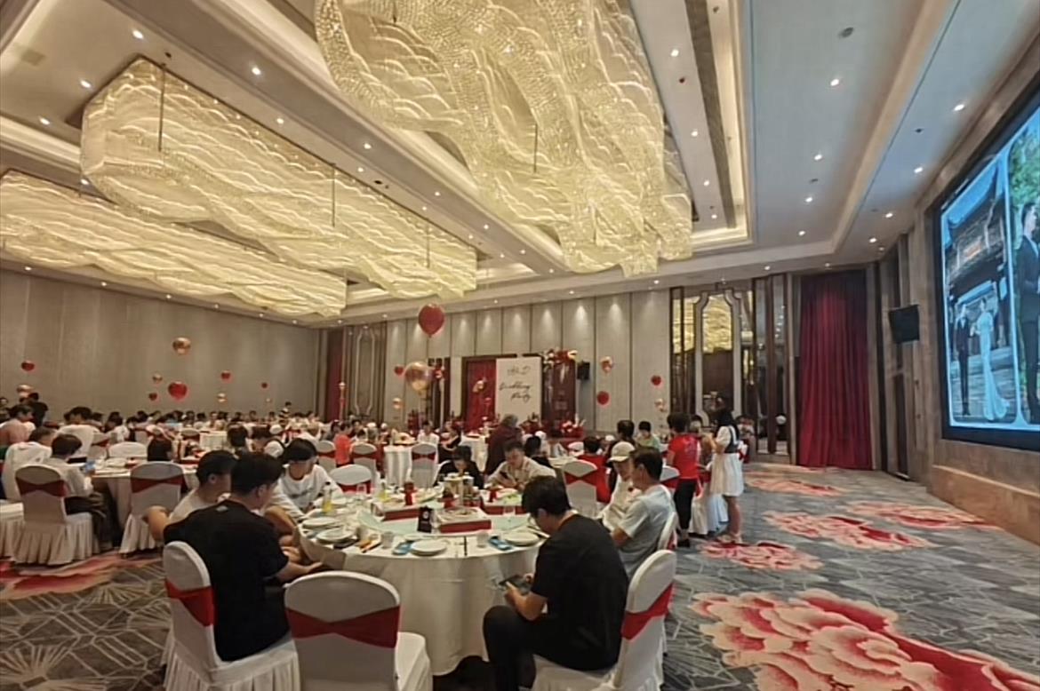 原创            奥运冠军邓琳琳低调办婚礼，现场布局简单，疑似没有司仪主持