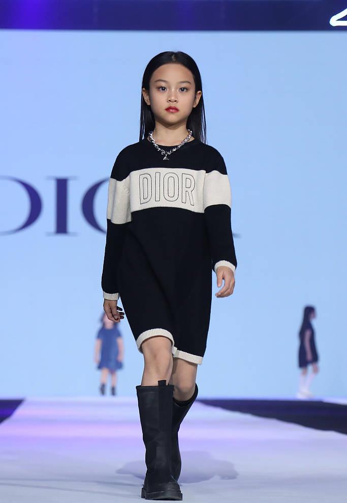 甜馨登t台走秀表情高冷,李小璐台下忙拍照,目不转睛_女儿_质疑_照片