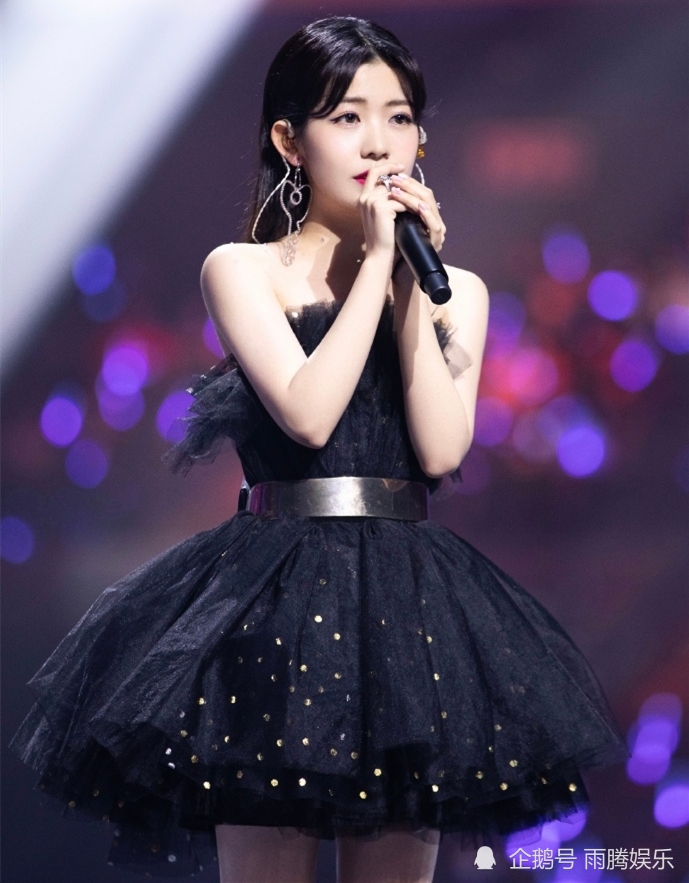 首先是吴宣仪和孟美岐,作为火箭少女前三出道成员,她们确实是热度十足