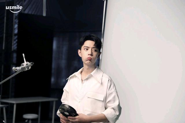 肖战新代言全球晒单,路人称赞肖战不浮夸,小小战被拉出营业_明星_流量