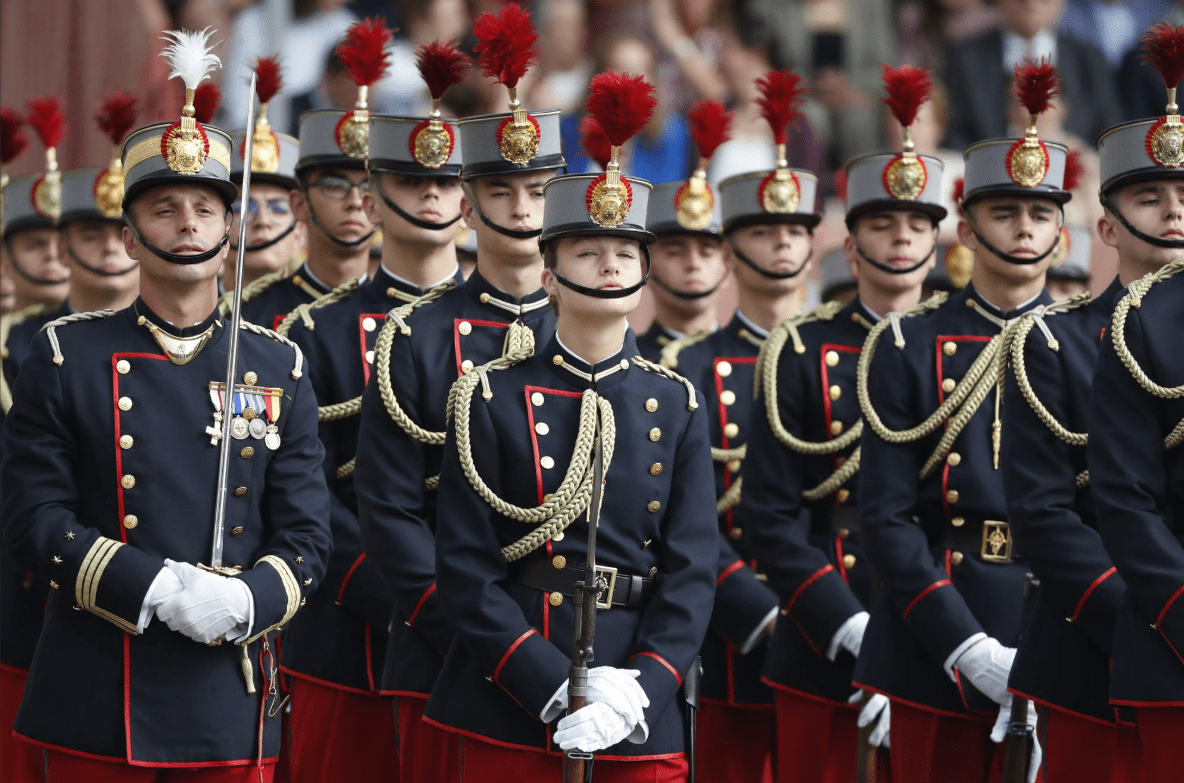 穿军装亲吻西班牙国旗,莱蒂齐亚眼里全是女儿_女王_国王_公主