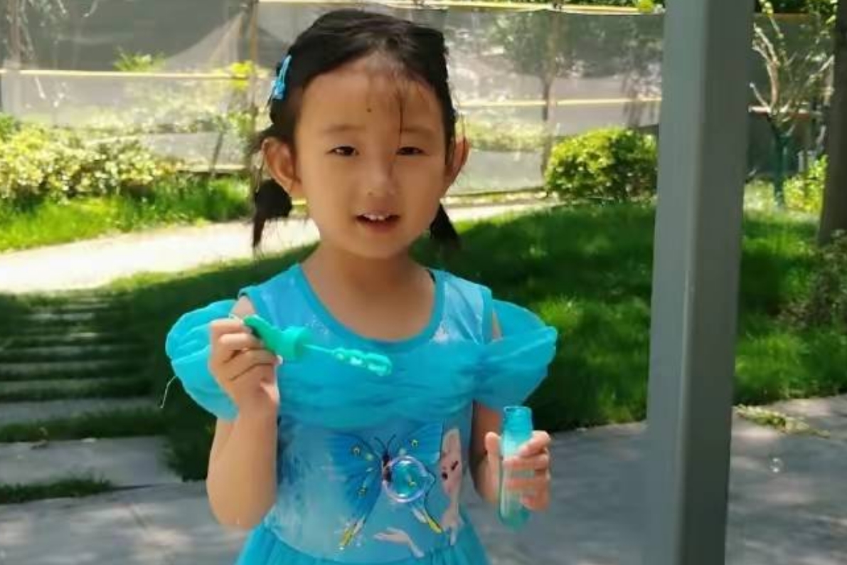 上海4岁半女童失踪超40小时，孩子母亲：第一次去那片海滩，目前仍在扩散消息寻找_家人_女孩_警方