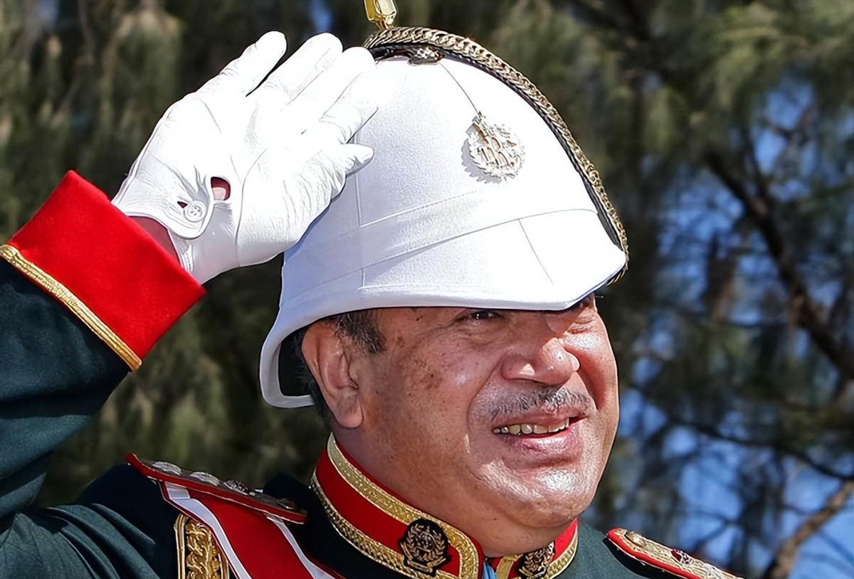 汤加国王图普四世:为挣钱公开出售国家护照,却被骗子骗走2450万_生活