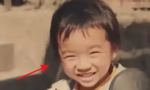 张碧晨带女儿外出吃饭不惧镜头,被媒体抓拍,女儿长得的确很美