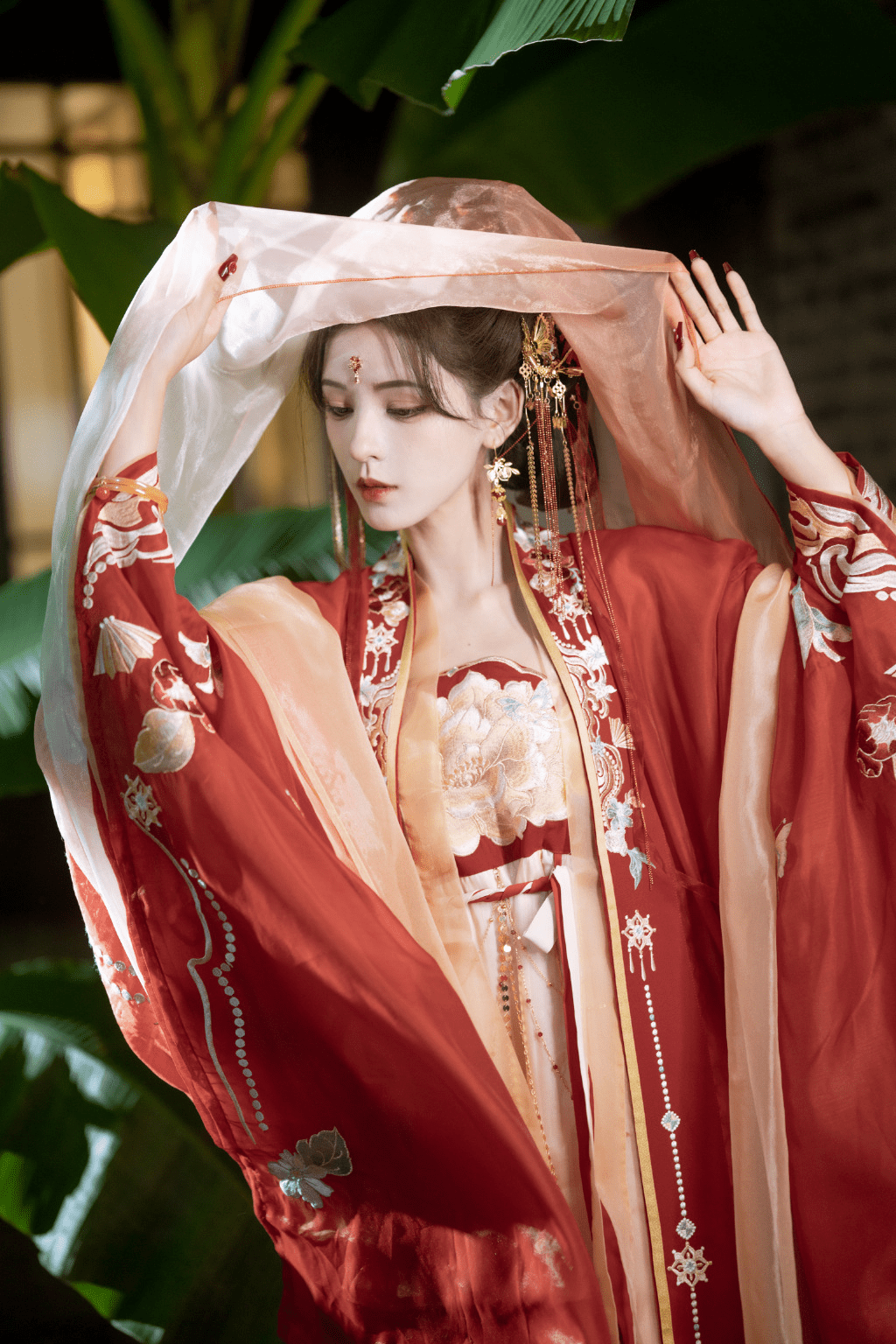 张予曦红衣古装美到网友失语,建模脸名不虚传