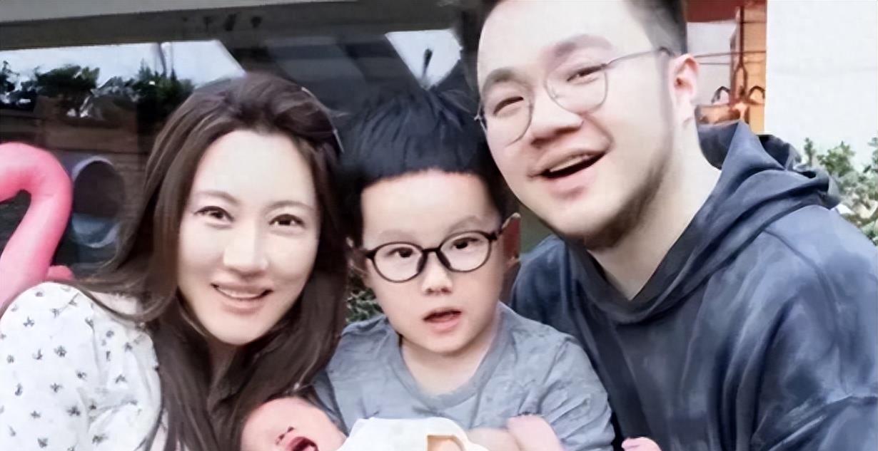 露正脸,撞脸童年巴图,跟妈妈博谷巴黎晨跑引担忧_博古_大儿子_网友