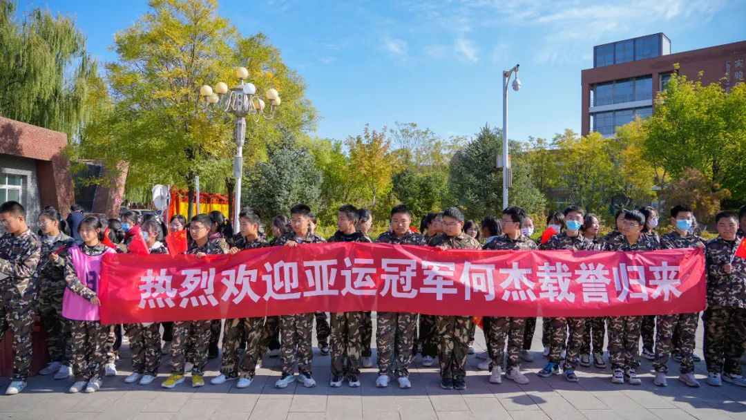 上午10时30分,在石嘴山市光明中学门口,期盼已久的人群顿时沸腾了.