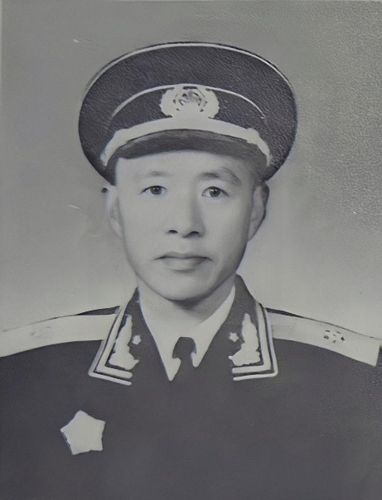 1953年,英国炮艇在珠江口公然挑衅,海军副司令张羽下令:开火_军舰