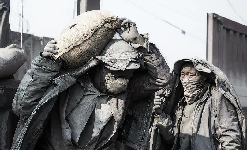 福建穷小子,15岁在工地扛水泥,38岁当老板身家过亿,却46岁破产_邱启光