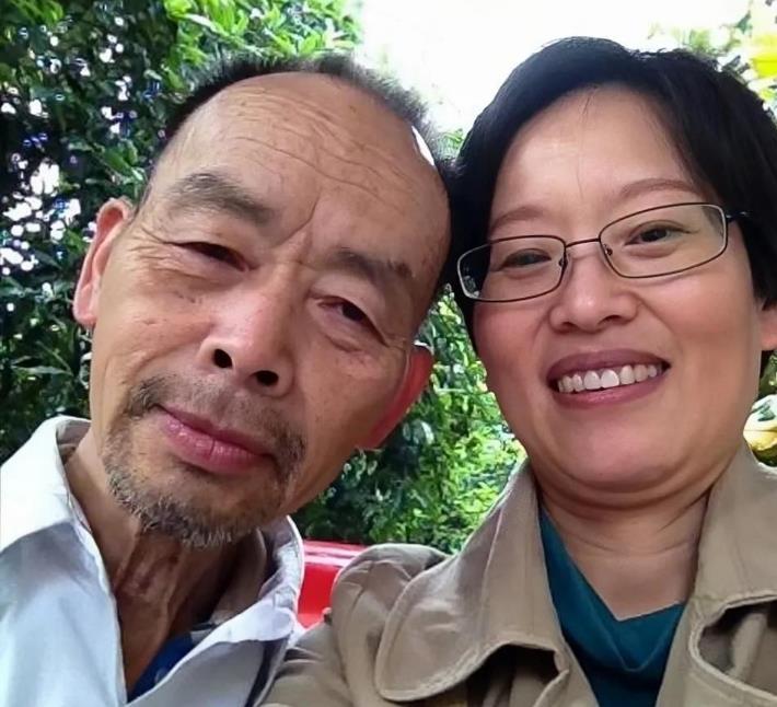 韦思浩:一名网红拾荒者,死后雕像被立到图书馆,他凭什么?