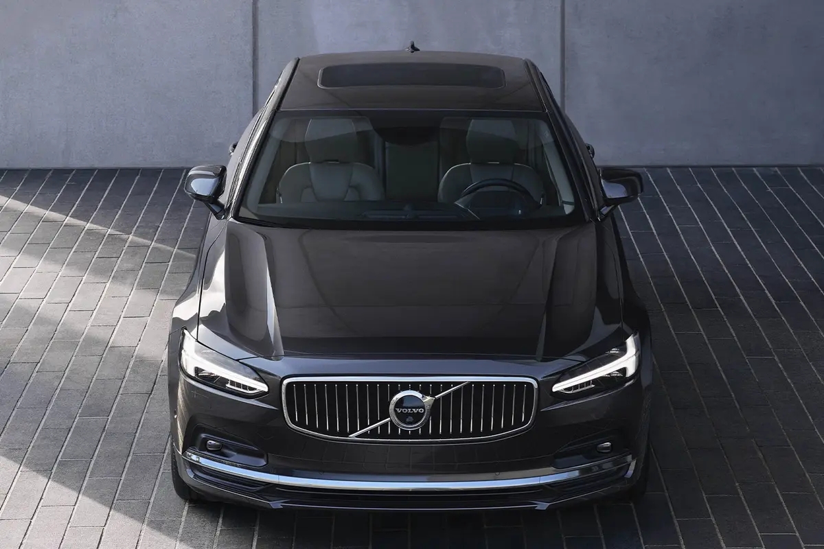 首先,让我们来看一下沃尔沃s90尾部的设计,扁平的尾灯设计,以其独特的