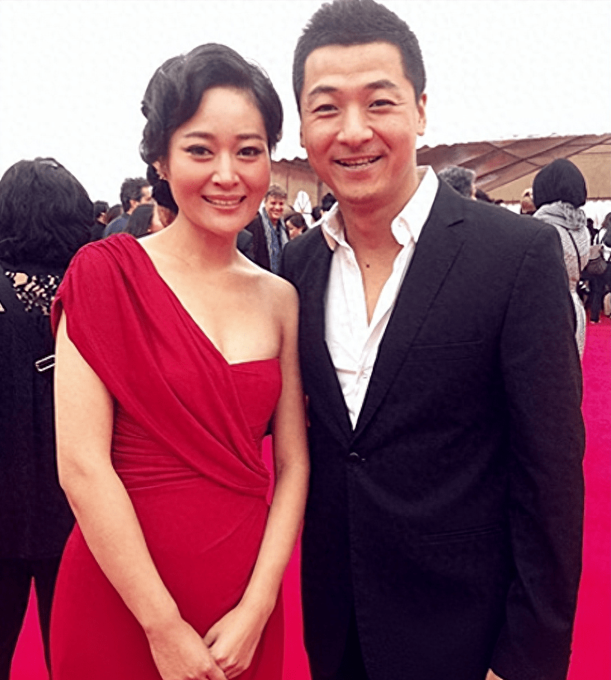 知名演员齐奎:凭闯关东爆红,娶美女同桌为妻,一家四口其乐融融_丽娜