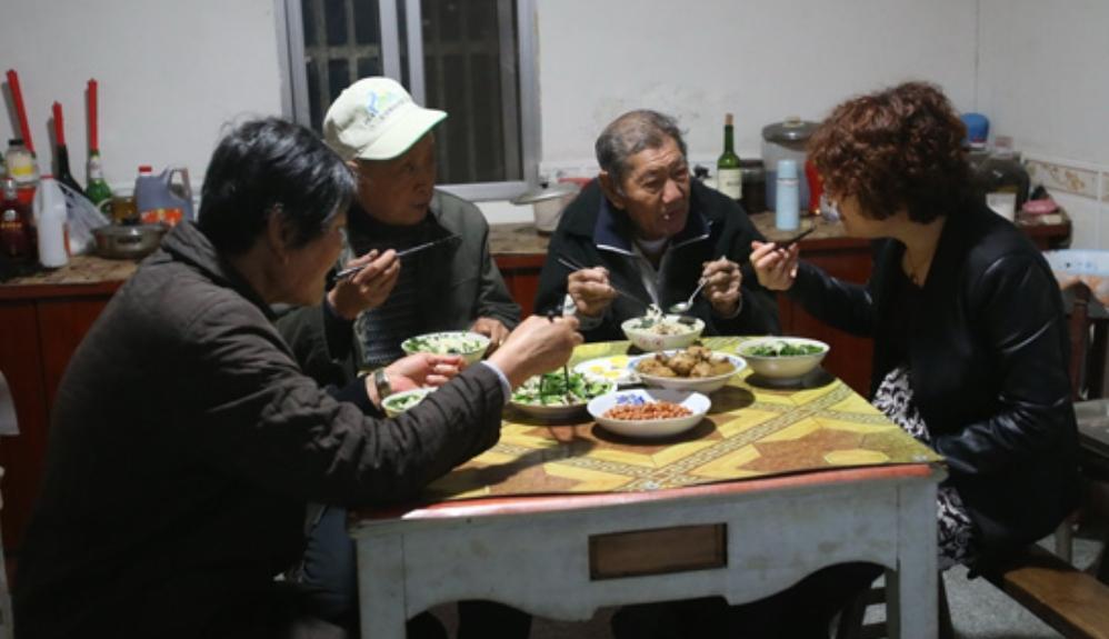 这一点倒是与汪呈松的回忆有些谋和,但他并没有