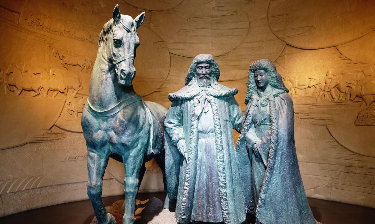 以上资料记载,冒顿是头曼单于的太子,后来头曼最宠爱的阏氏生了一个小