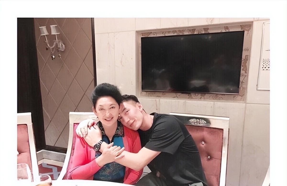 可兰白克前女友:与富豪结婚生女定居美国,曾自曝分手原因_玛丽塔_姐姐
