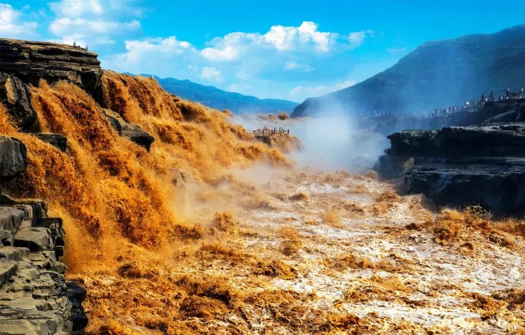 从断层石崖飞泻直下"壶口"因此得名收尽奔腾不息的黄河之水河床形如一