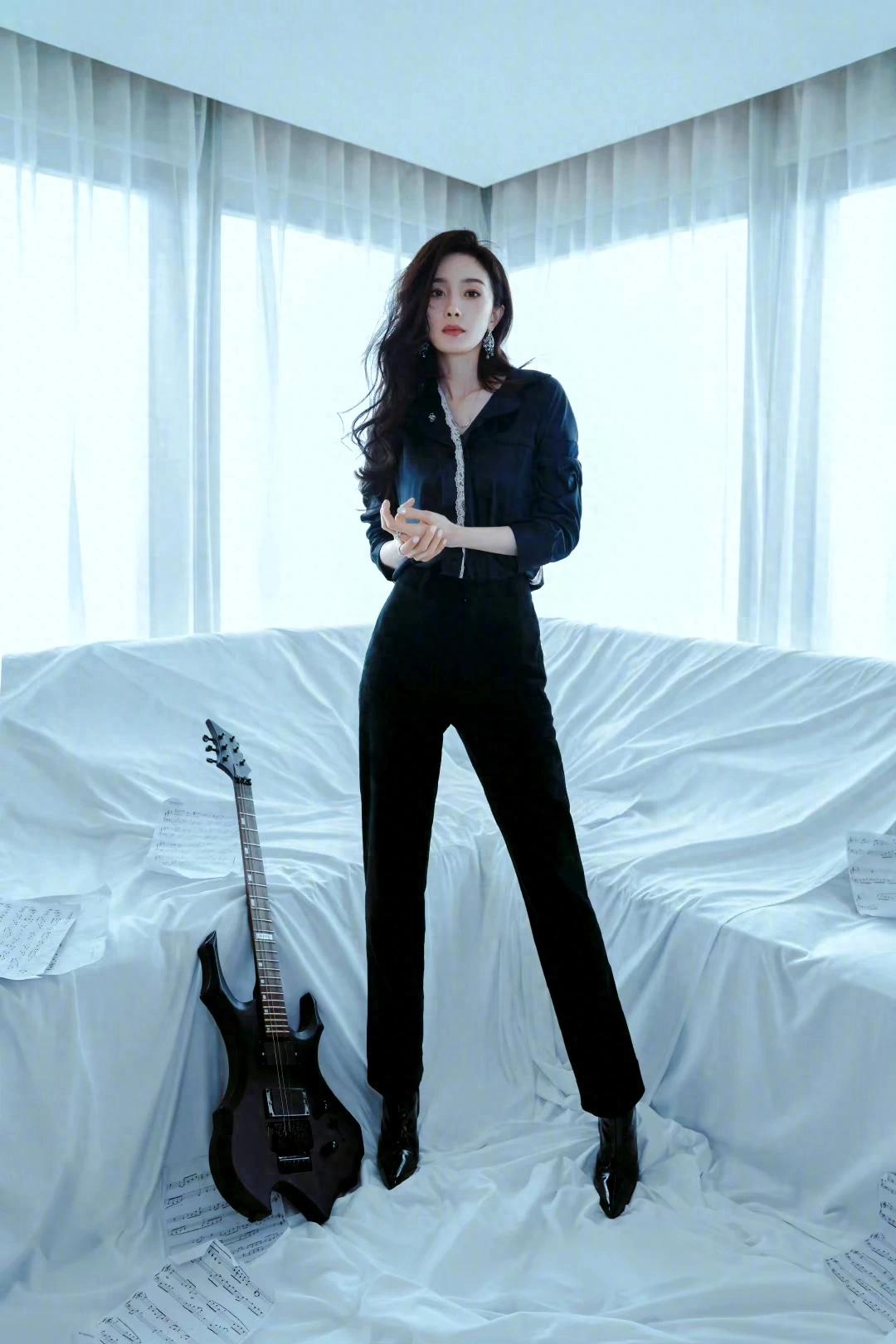 美女杨幂脚上的黑色高跟尖头皮靴是先锋与自由吗?_靴子_设计_女性