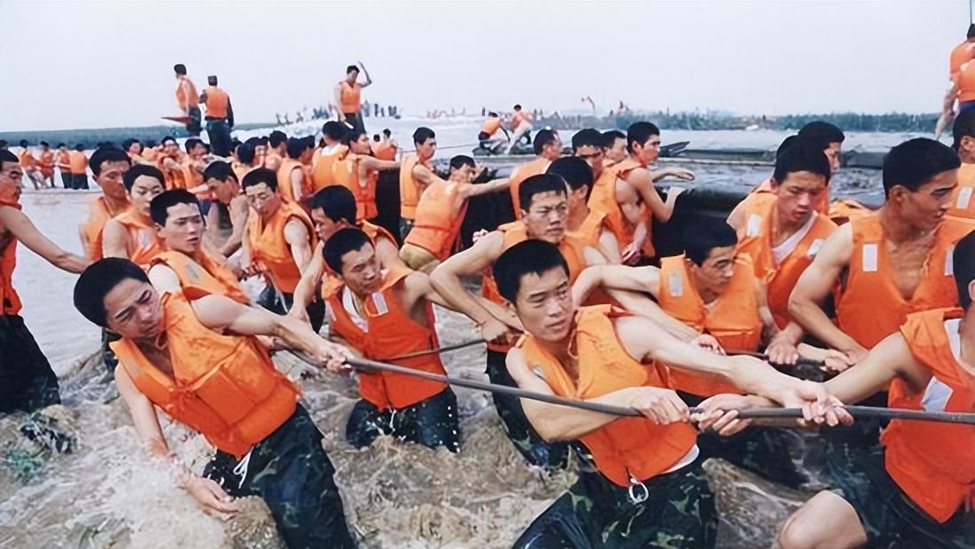 98年长江决堤数十万人未撤,战士以身抗洪,百姓哭喊:求求别跳了_九江