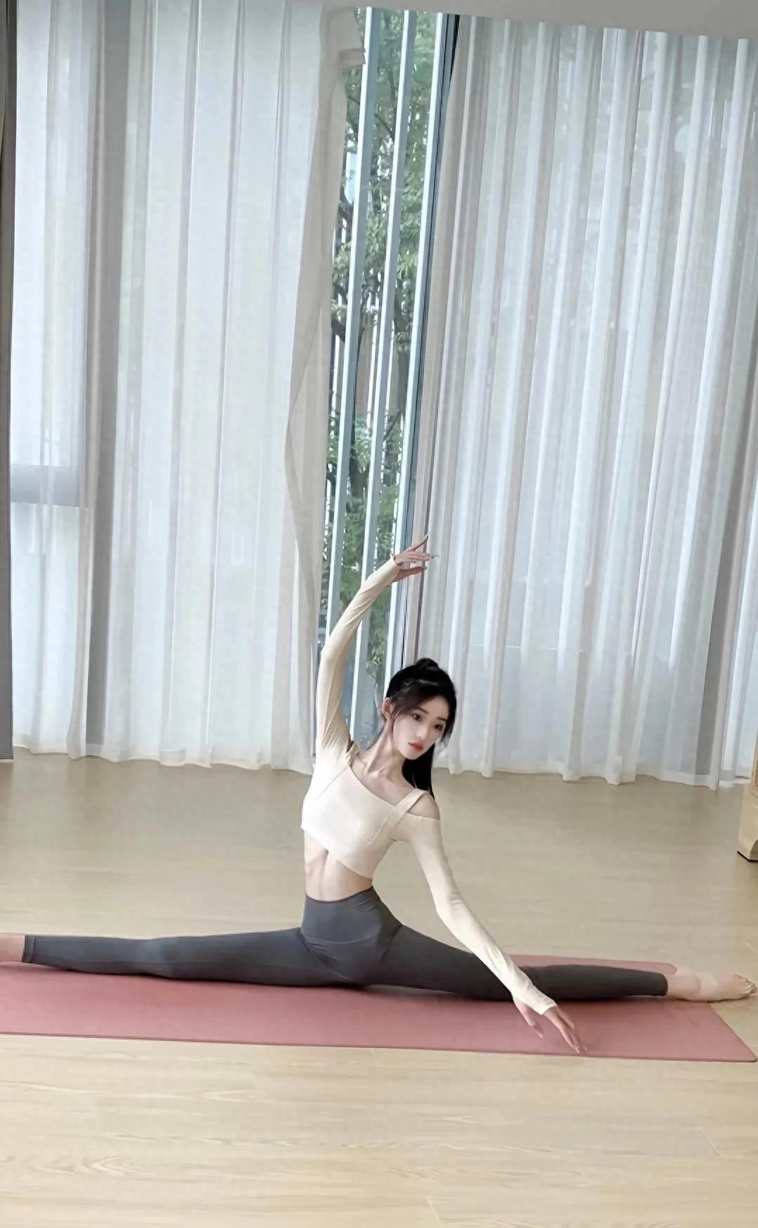 长腿美女练习瑜伽，秀出完美身材
