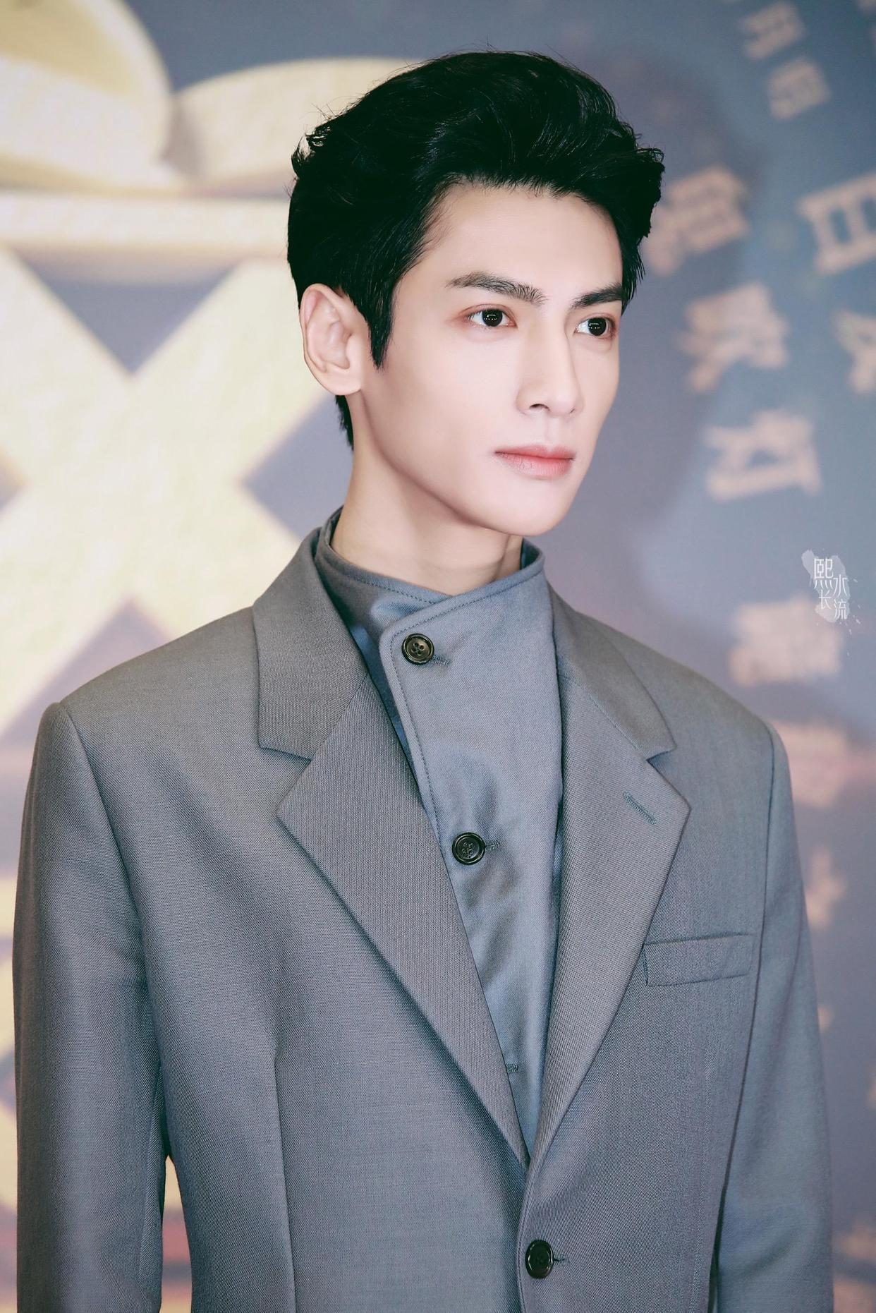 罗云熙中国内地男歌手演员,年龄35岁,身高177cm,体重57kg,罗云熙1988