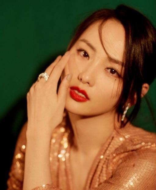 明星刚刚出道的样子,小青霞真的很清纯可爱,安以轩五官还没张开_时候