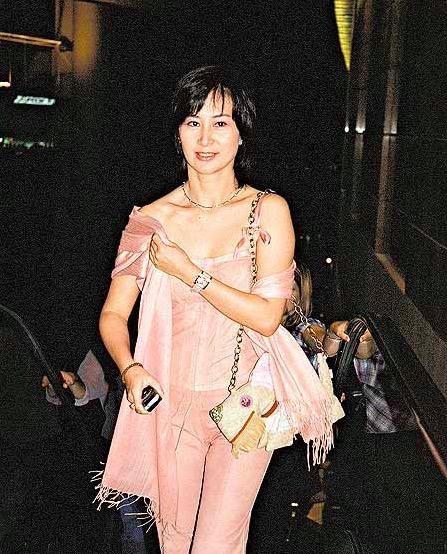 不顾世俗为陈百强扶灵,身价过百亿却孑然一身_何鸿燊_曾昭仪_张国荣