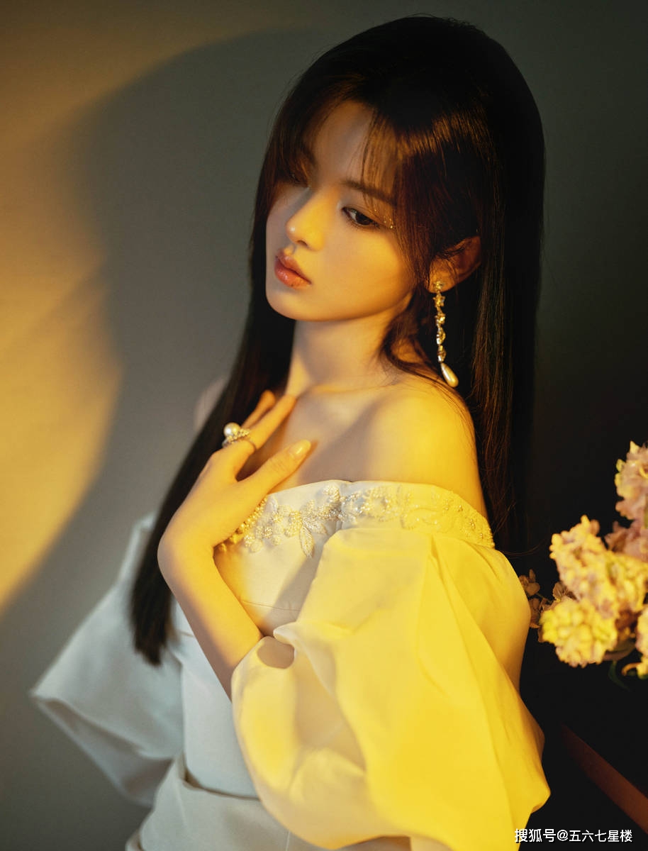 杨超越的美背揭秘:白衣抹胸连衣裙 蛮腰纤细 身姿曼妙_时尚_成为了