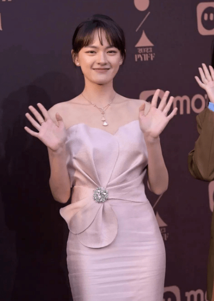 马苏穿深V红毯秀性感!曾与孔令辉同居11年,李小璐出轨门后口碑彻底崩塌!
