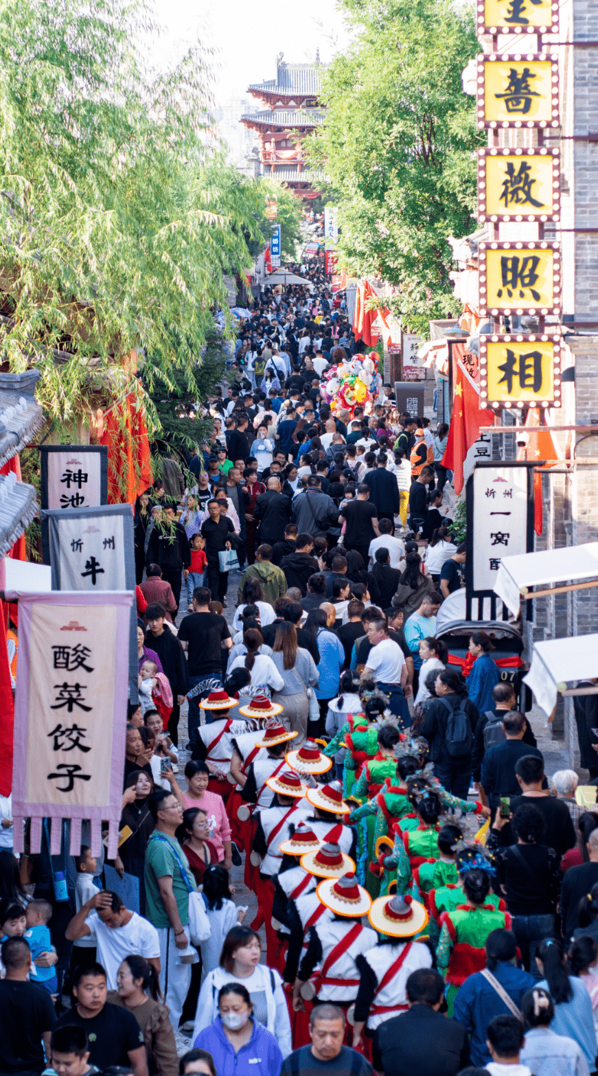 周末,网红"小黑"摇身一变成为"元好问",在街头与游人玩"古诗对答"的