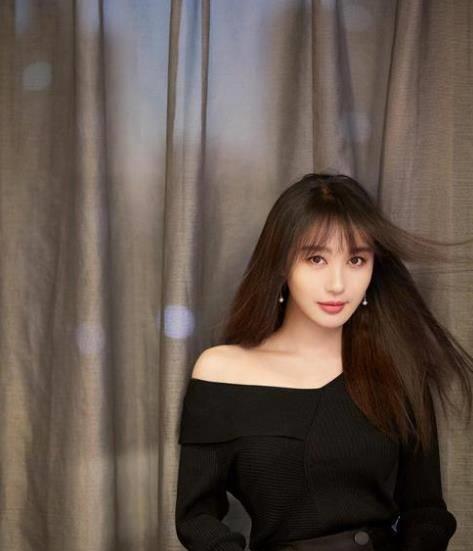 应该说,尽管年纪只有他一半,但李菲儿的身材和气质依然非常漂亮,大概