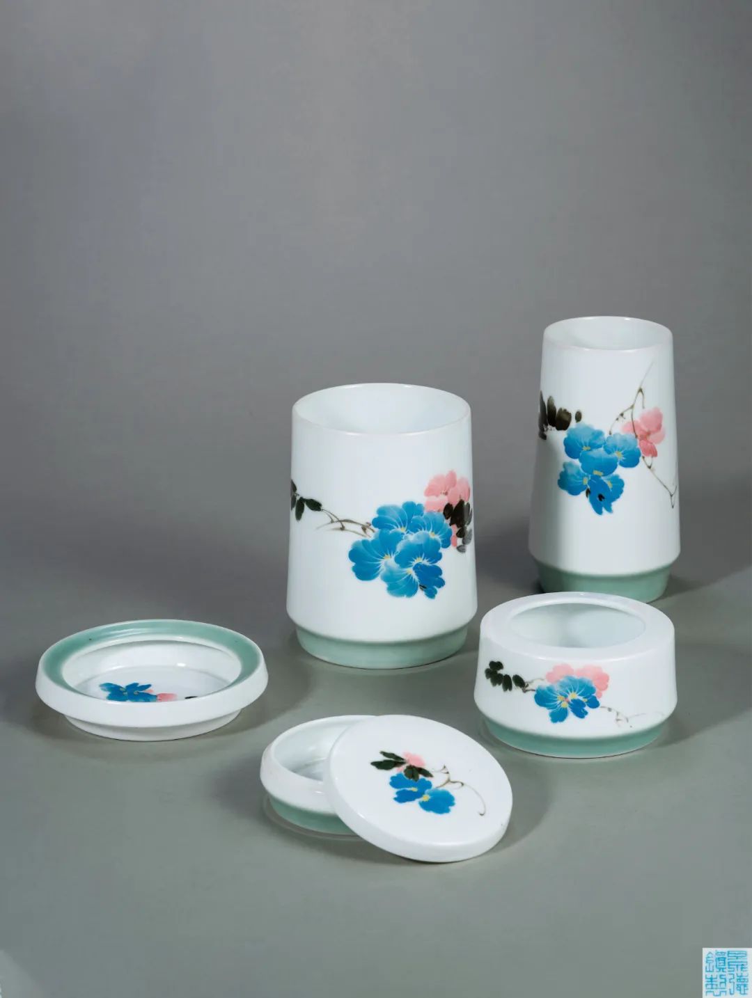 lot 0097王希怀 釉中彩花卉文具一组五件底款:"景德镇制"尺寸不一估价