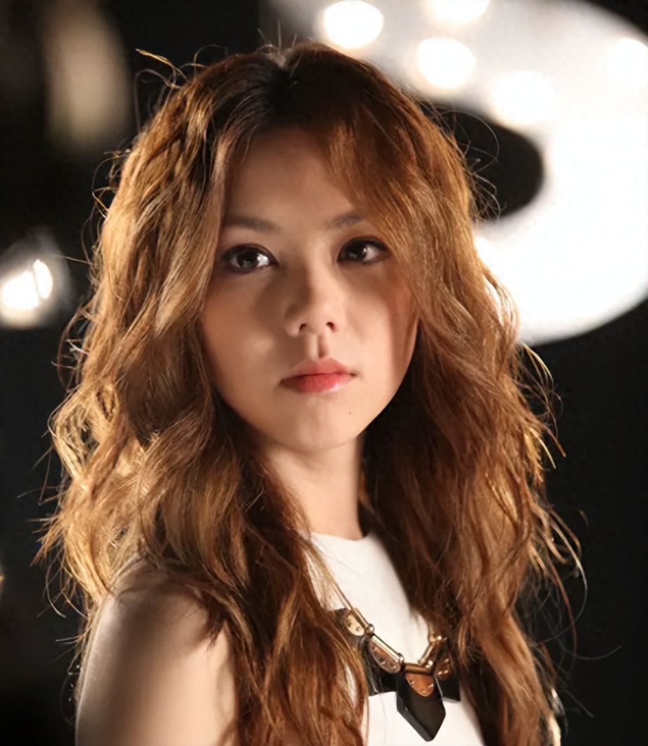 著名歌手邓紫棋晒照片庆生,穿吊带身材纤细,男友称呼她为女王_俊杰