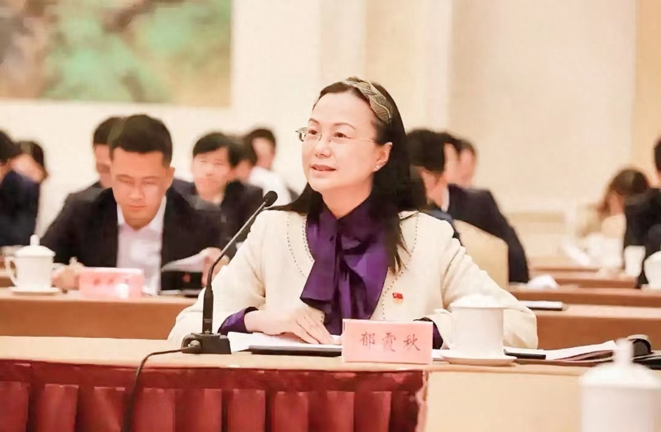 郁霞秋出生于江苏省张家港市金港镇长江村,其父郁全和于1974年承担起