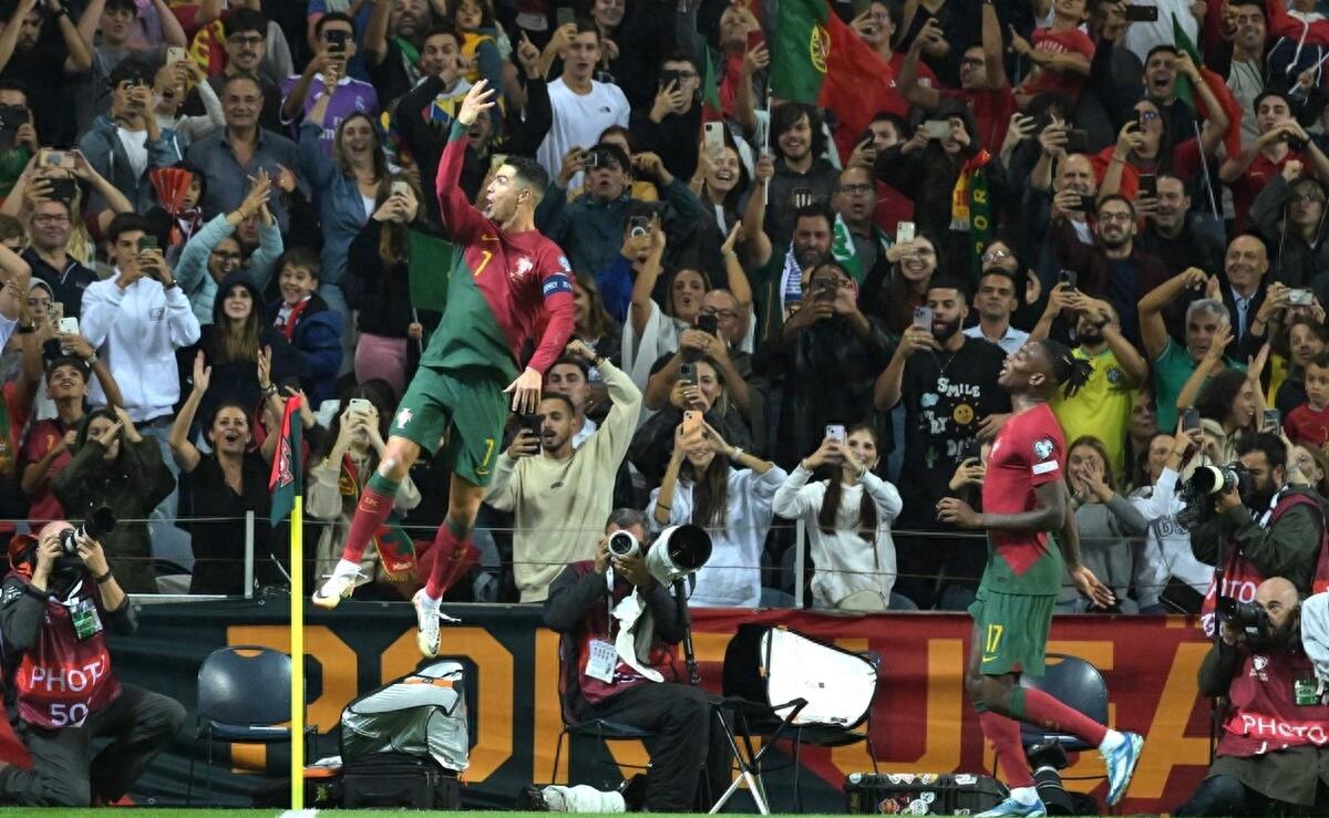 欧洲杯预选赛葡萄牙32斯洛伐克提前出线,38岁的c罗上演梅开二度_比赛