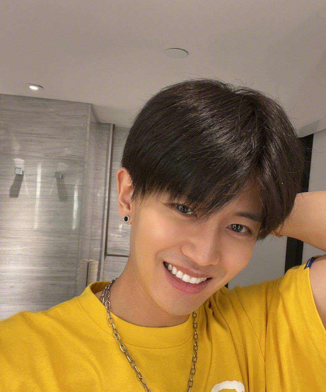 任嘉伦发九宫格自拍,还是熟悉的配方,不过照片有点不一样_不知道_文案