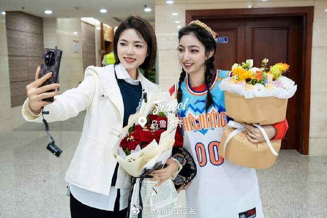 在机场有众多球迷正在等候着赵睿的到来,其中一位美丽的维族姑娘穿着