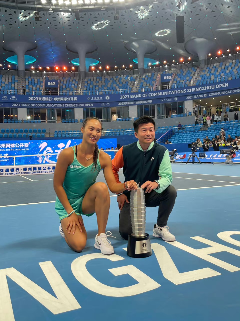 在女单决赛后,知名评论员陈君乐在微博上讲述了郑钦文和吴迪的缘分.