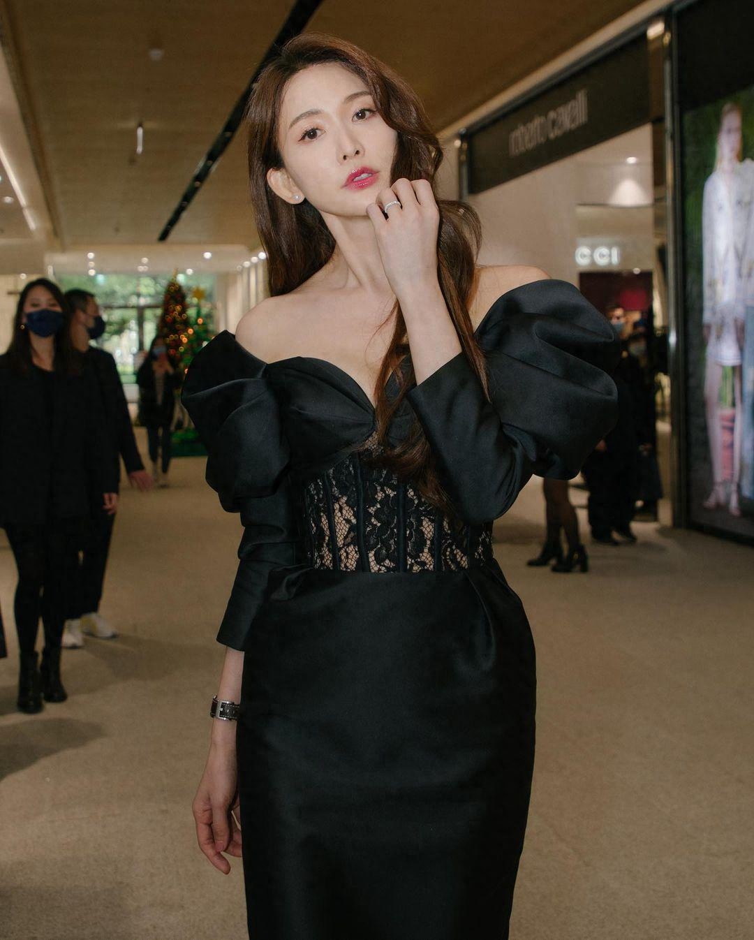 46岁林志玲晒美照庆中秋,手拿鲜花自拍人比花娇,皮肤紧致红润美丽惊人