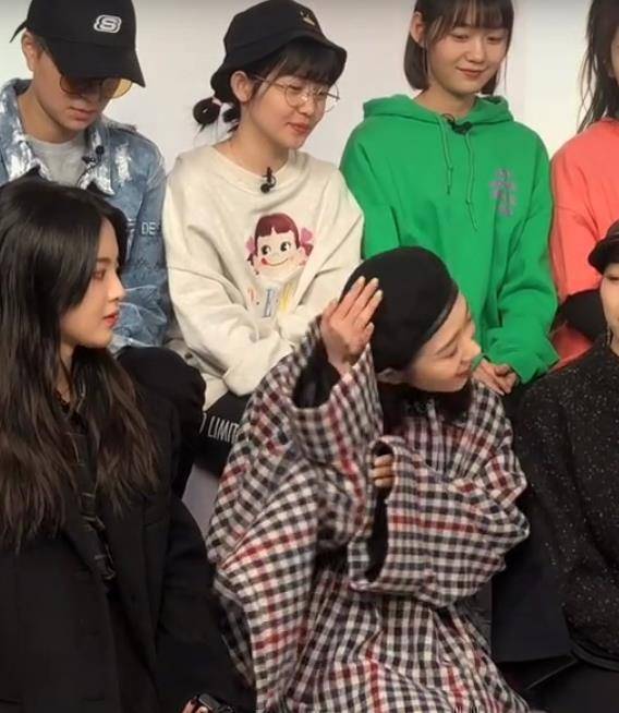 孟美岐帽子戴不好,其他人都笑她,杨超越的反应不这样!_节目_图片_关系