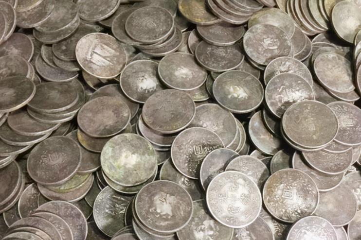 1949年,满载50箱大洋的飞机坠毁,当地村民哄抢,却付出惨重代价_残骸