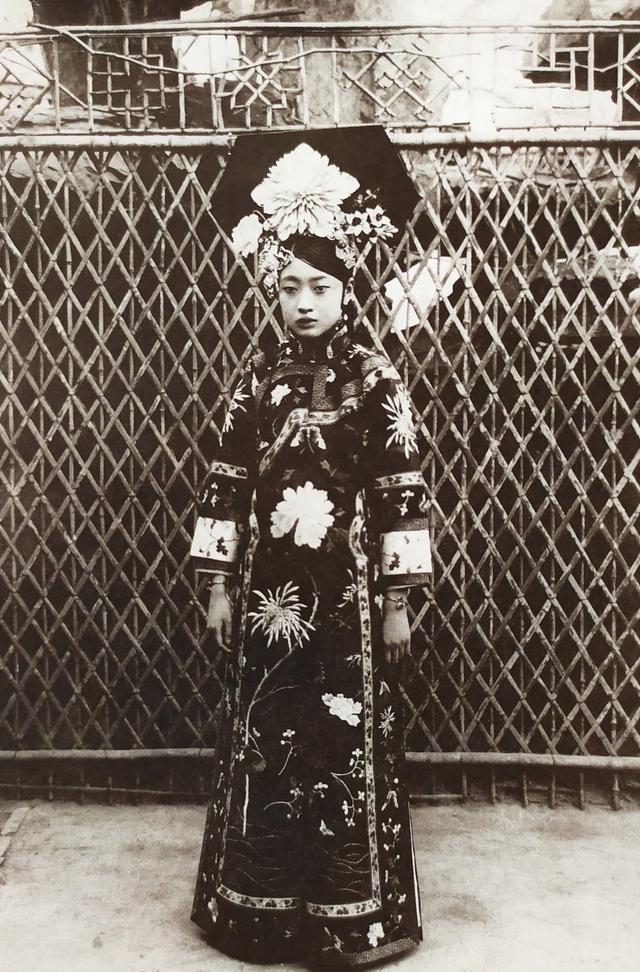 婉容真实相貌曝光:堪称最美末代皇后,私生子被溥仪扔进