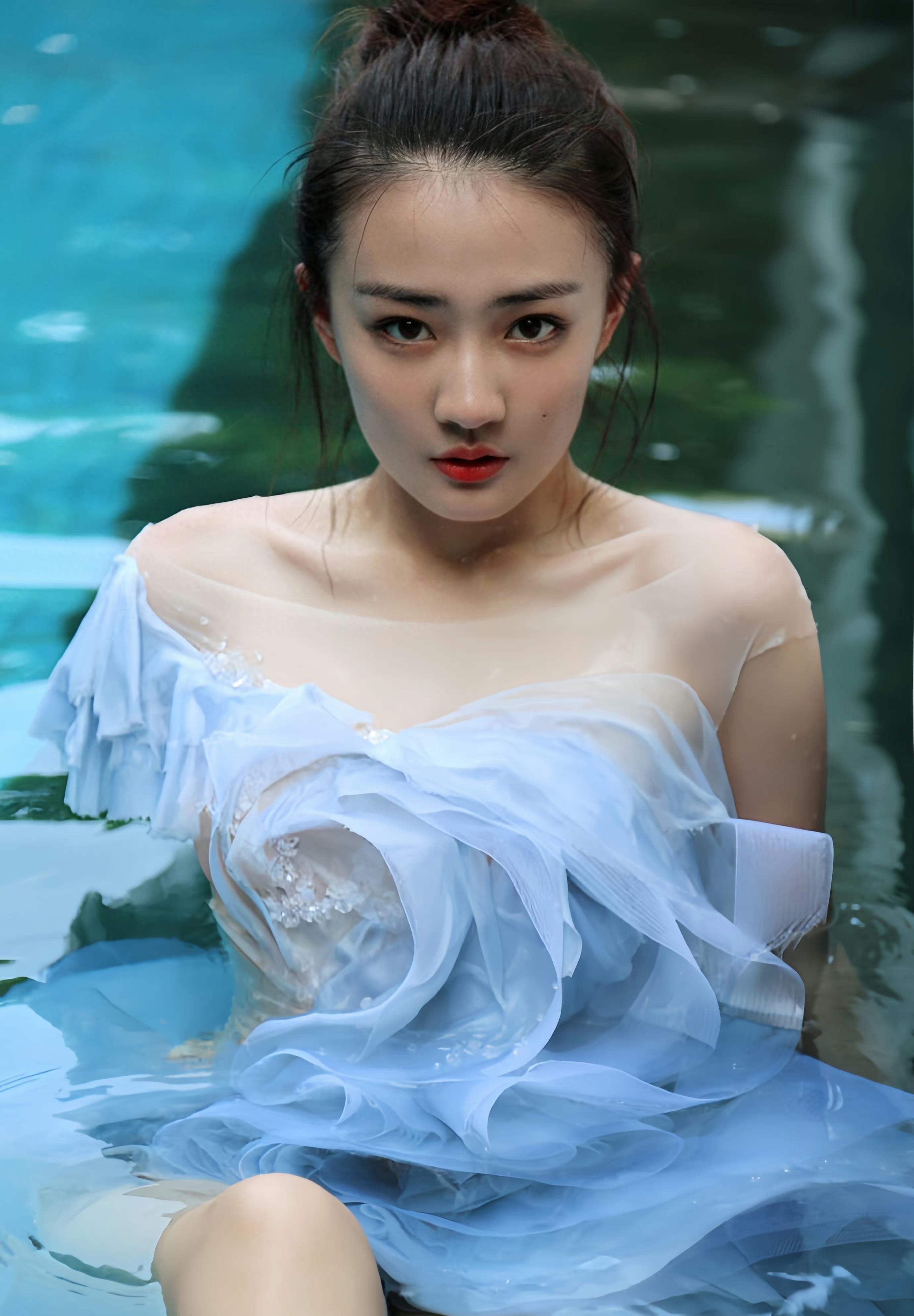 徐璐在海滩拍摄大片,身穿叠层纱裙甜美甜美,造型干净独特!