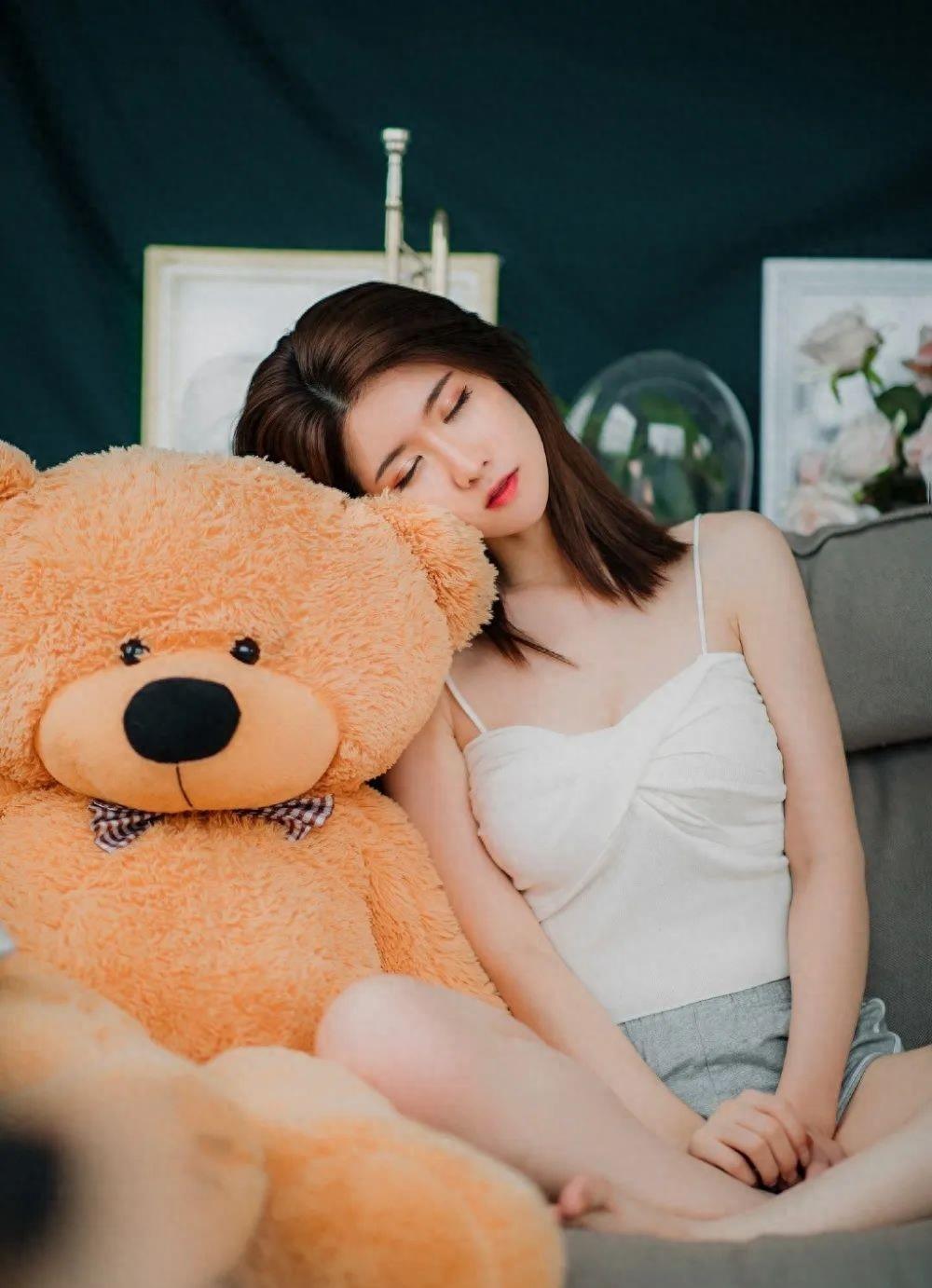 低胸丁字裤加上白皙美腿的美女好辣啊!_时尚_吊带_身材